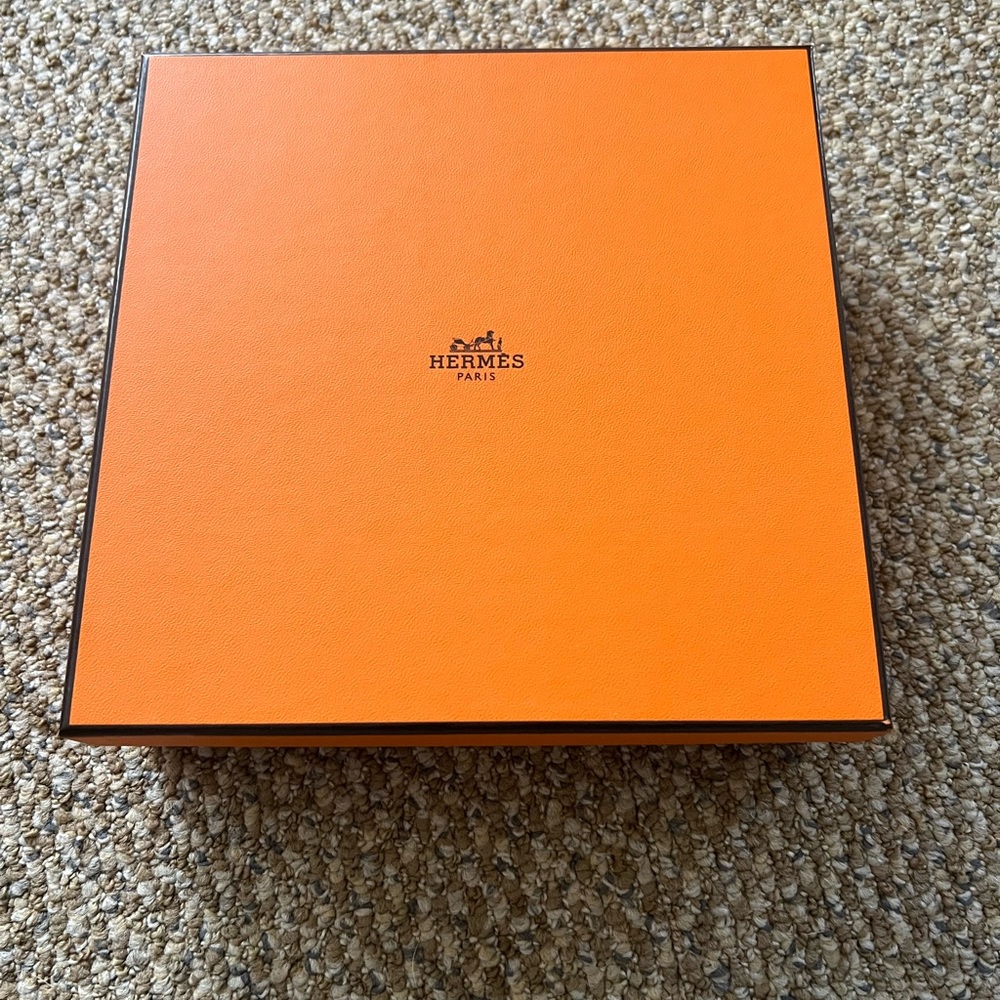 Hermes box with mini pouch